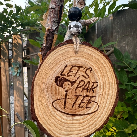 Burned Wood Round Ornament with Golf quote “Let’s Par Tee” - Picture 3 of 3